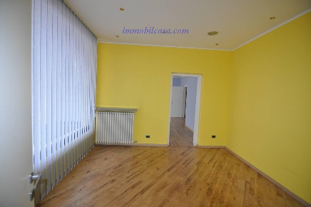 Foto Negozio in Peveragno, Boves Centro di 180 m² con 4 locali in affitto