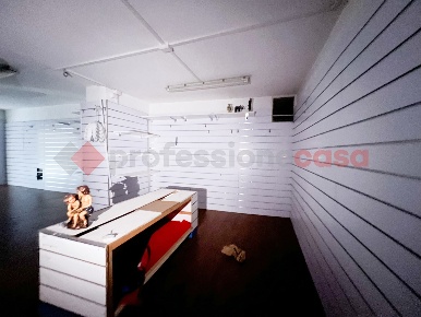 Foto Negozio in Via CASALINI 11, Fiuggi di 86 m² con 1 locali in affitto