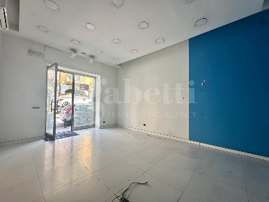 Foto Negozio in Merolla, Marano di Napoli Centro di 40 m² con 1 locali