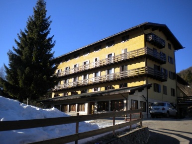 Foto Hotel in Via pasubio 1, Folgaria Serrada di 2000 m² in vendita