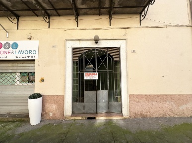 Foto Negozio in Via Umberto I 13, Castel Sant'Elia Centro di 35 m²