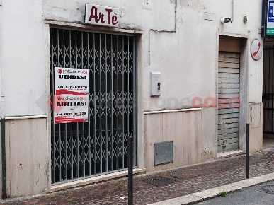 Foto Negozio in Via Alfieri 19, Ceprano Centro di 70 m² con 2 locali