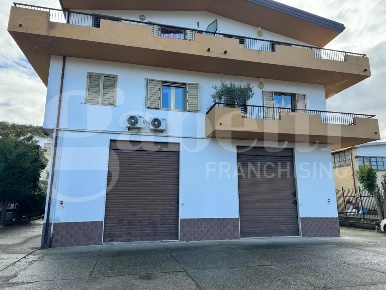 Foto Negozio in Via METAPONTO 17, Cosenza Stadio - Città 2000 di 261 m²