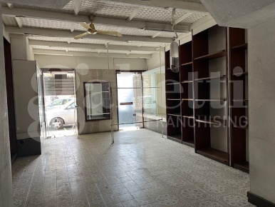 Foto Negozio in Via Duomo 00, Capua Centro di 75 m² con 2 locali in vendita