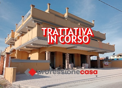 Foto Negozio in Via DELLE ORCHIDEE 1, Pomezia Campo Jemini di 80 m²