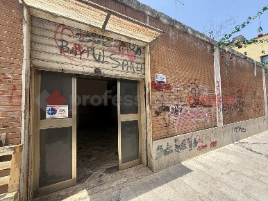 Foto Negozio in Via LUNGA DEGLI ABORIGENI SNC, Pulsano Centro di 150 m²
