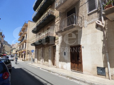 Foto Magazzino in Via CarÃ  142, Bagheria Centro di 42 m² con 1 locali