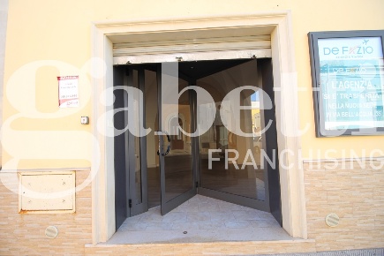 Foto Negozio in Via I Maggio 26, Manduria Centro di 60 m² con 2 locali