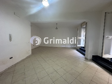 Foto Negozio in Via Clanio 21, Acerra Centro di 40 m² con 1 locali