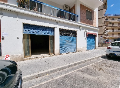 Foto Negozio in Via Tazzoli 67, Caserta Ospedale di 90 m² con 1 locali