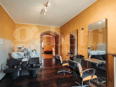 Foto Negozio in Via Monte tre Denti 16, Pinerolo Riva di Pinerolo di 63 m²
