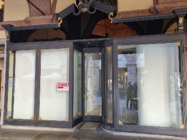 Foto Negozio in Via Silvio Pellico 4, Saluzzo Centro di 70 m² con 3 locali