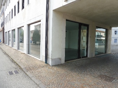 Foto Negozio a Schiavon Centro di 150 m² con 2 locali in affitto