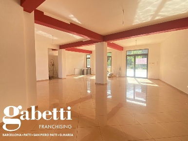 Foto Negozio in Via Kennedy 16/A, Patti Centro di 160 m² con 1 locali