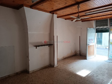 Foto Negozio in Via XI Febbraio 5, Grottaglie di 50 m² con 2 locali