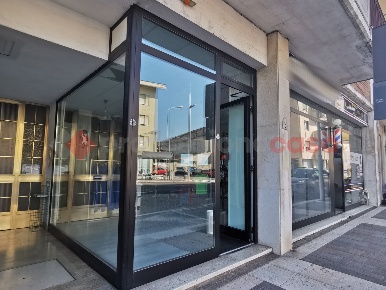 Foto Negozio in Via G. Garibaldi 10, Cerea Centro di 70 m² in affitto