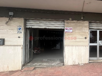 Foto Magazzino in Via De Gasperi 21, Grottaglie di 120 m² con 1 locali