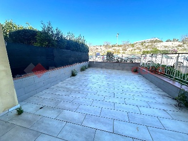 Foto Attività commerciale in Via Maria Politi Laudien 43, Siracusa