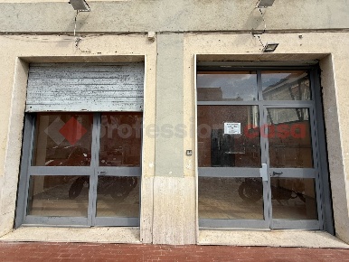 Foto Negozio in Fratelli Bandiera, Gaeta di 60 m² con 2 locali in affitto