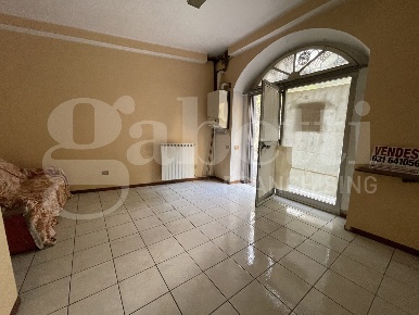 Foto Negozio in Via San Bernardino snc, Erba Centro di 35 m² con 2 locali