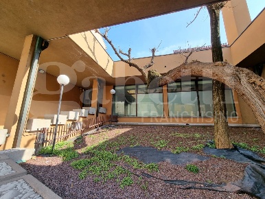 Foto Ufficio in Via Azzone Visconti 41, Lecco Centro di 1500 m² in vendita
