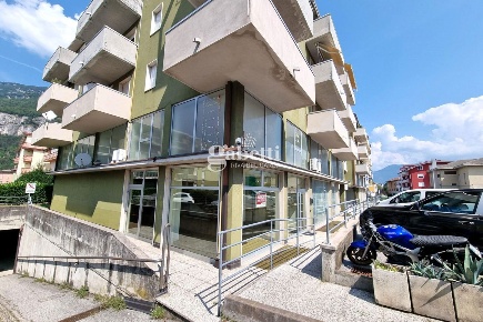 Foto Negozio in Via Zandonai 20, Mori Centro di 310 m² con 2 locali
