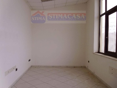 Foto Ufficio a Casalnuovo di Napoli di 100 m² con 8 locali in affitto
