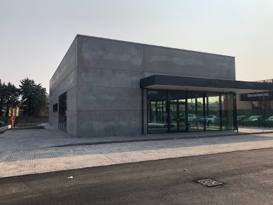 Foto Locale commerciale in Viale Marconi 142, Desenzano del Garda di 380 m²