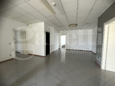 Foto Negozio in Via vallassina snc, Erba di 320 m² con 12 locali in vendita