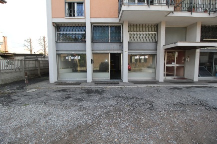 Foto Negozio in Via roma 61, Fagnano Olona di 110 m² con 3 locali