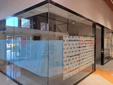 Foto Negozio in Via Zanotti Bianco 44, Villa San Giovanni Centro di 60 m²