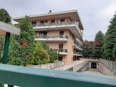 Foto Ufficio in Via Piave 8, Vanzaghello di 91 m² con 3 locali in vendita