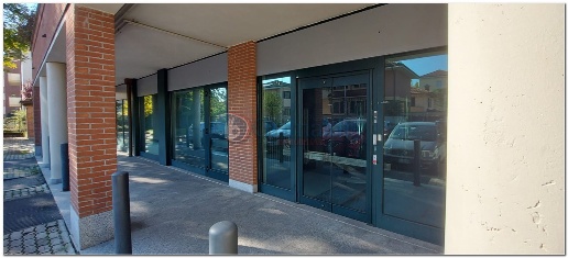 Foto Negozio in Via Piave 5, Arluno Centro di 350 m² in vendita