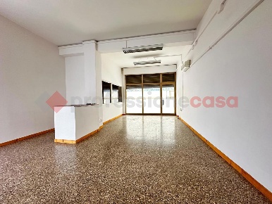Foto Negozio in X DICEMBRE, Arezzo Saione di 82 m² con 2 locali in affitto