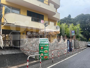 Foto Attività commerciale in Via Bagnoli Croci 90, Taormina di 100 m²