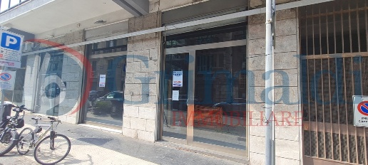 Foto Negozio in Santa Maria La Porta, Messina Centro Storico di 90 m²
