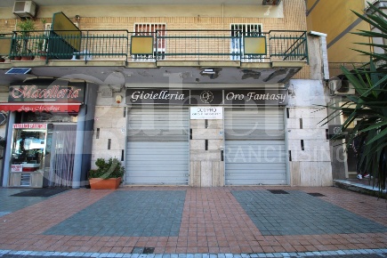 Foto Negozio in Via Pecchia 169/171, Arzano di 95 m² con 1 locali