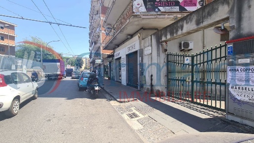 Foto Negozio in A. D'Antona, Napoli Rione Alto di 86 m² in affitto