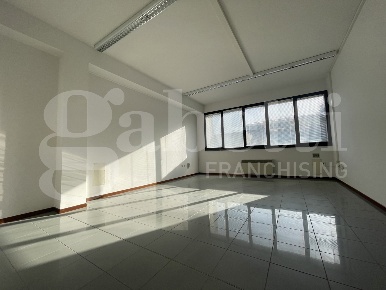 Foto Ufficio in Via del Lavoro 2, Pianoro Centro di 470 m² con 12 locali