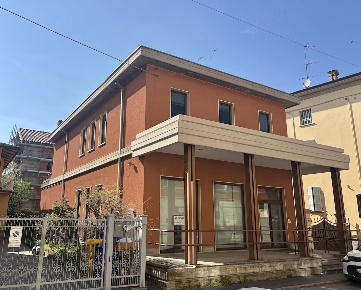 Foto Ufficio in Via Del Popolo 22, Langhirano Centro di 435 m² con 8 locali
