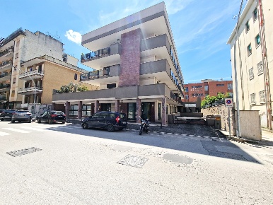 Foto Negozio in Via Caduti sul lavoro 32, Caserta Corso Trieste di 270 m²