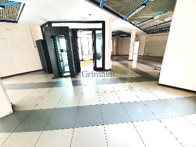 Foto Negozio in Piazza Camillo Benso Cavour 0, Abbiategrasso di 560 m²