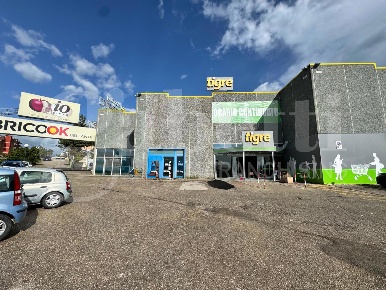 Foto Magazzino in Via Nazionale 80, Bellante Bellante Stazione di 288 m²