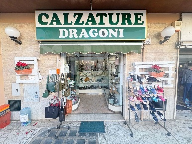 Foto Negozio in Via Dei Gonzaga 38, Roma Pisana - Bravetta di 66 m²