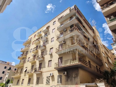 Foto Ufficio in Contessa Adelasia, Palermo Zisa di 150 m² con 6 locali