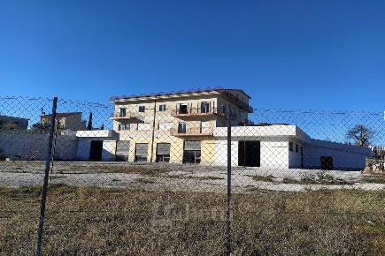 Foto Negozio in Colle delle Api, Campobasso Zona Industriale di 822 m²