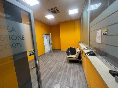 Foto Magazzino in Fratelli De Filippo, Bari Carbonara di Bari di 700 m²