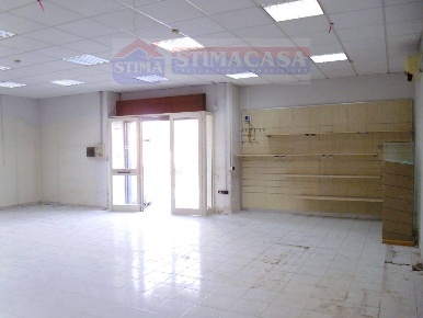Foto Locale commerciale a Casoria di 115 m² con 2 locali in affitto