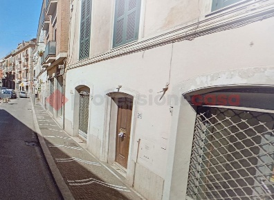 Foto Negozio in Corso della repubblica 243, Frosinone Centro di 90 m²