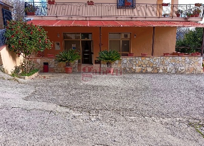 Foto Negozio in Via Mazzini 38, Marano Marchesato di 60 m² in affitto